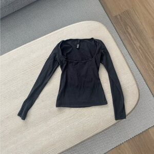 skims scoop neck long sleeve in onyx extra small